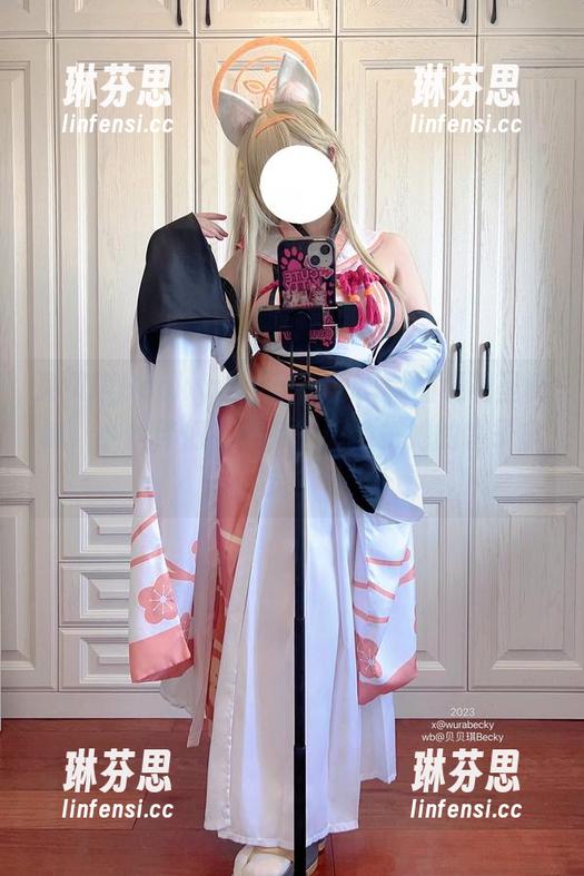 贝贝琪Becky送上圣诞写真，围绕着圣诞树，小伙伴们有没有想偷偷把她的帽子拿走？