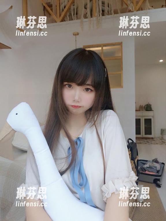 雪琪SAMA的HD体操服图包，边看的同时还在想，她的发型我能驾驭吗？