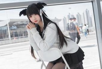 是的，就是雪琪SAMA的毛衣少女，图包精选的心思隐约可见。