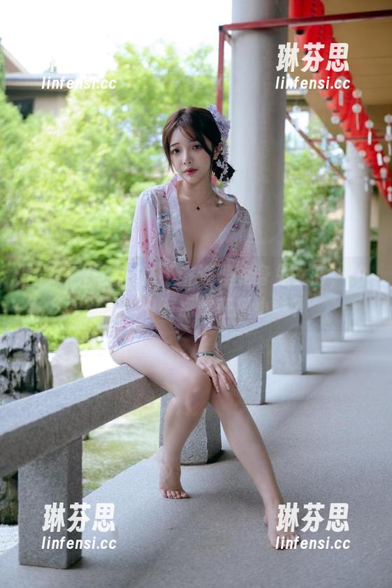 图集汇总：雯妹不讲道理变身兔女郎，拍摄过程中有点像在抓小偷？