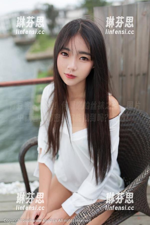 青豆客 - 必看！何晨曦的丝袜之旅，图片中藏着小秘密！你能找到吗？精选！