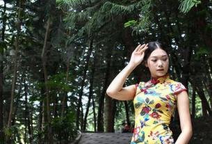 魔镜街拍 – 婷婷的粉裙办公派对：一组让人眼前一亮的销售主管写真套图