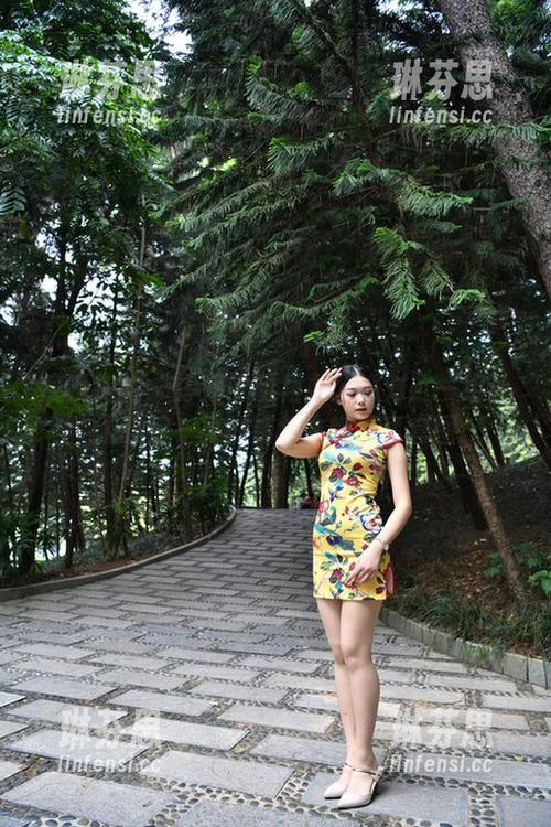魔镜街拍 - 婷婷的粉裙办公派对：一组让人眼前一亮的销售主管写真套图