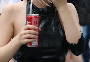 魔镜街拍 – 白色吊带连衣裙最适合婷婷的气质，黑丝也是点睛之笔，图片资源值得一看！