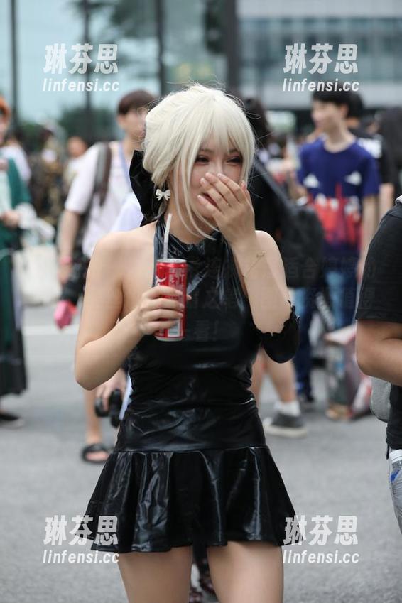 魔镜街拍 - 白色吊带连衣裙最适合婷婷的气质，黑丝也是点睛之笔，图片资源值得一看！