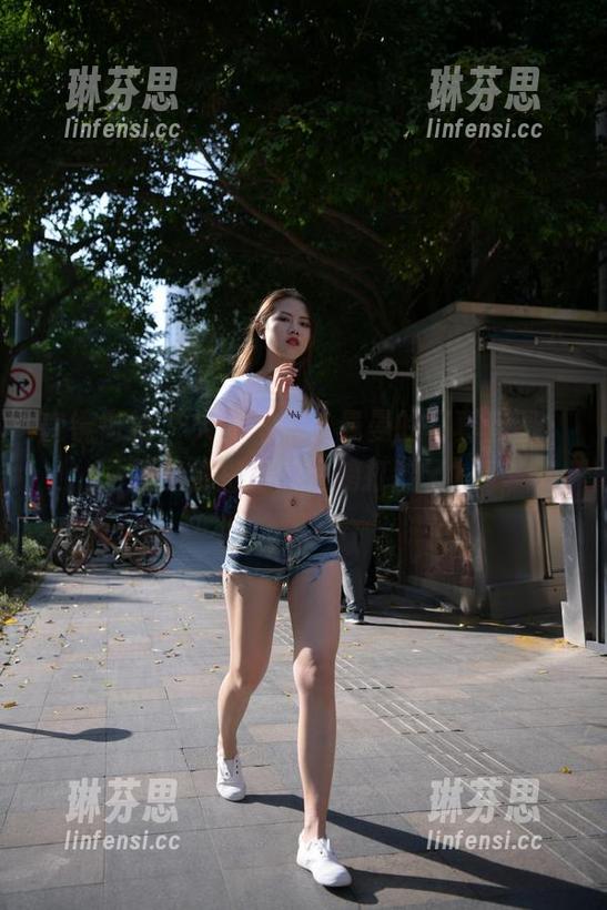 魔镜街拍 - 天使飞来，曼曼的写真套图，注意别把她的翅膀打翻了！