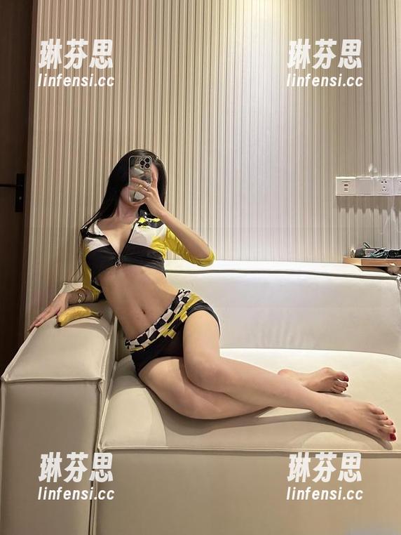 微密圈 - 黎允熙baby黑白图包：像黑夜一样笼罩，像白天一样无聊